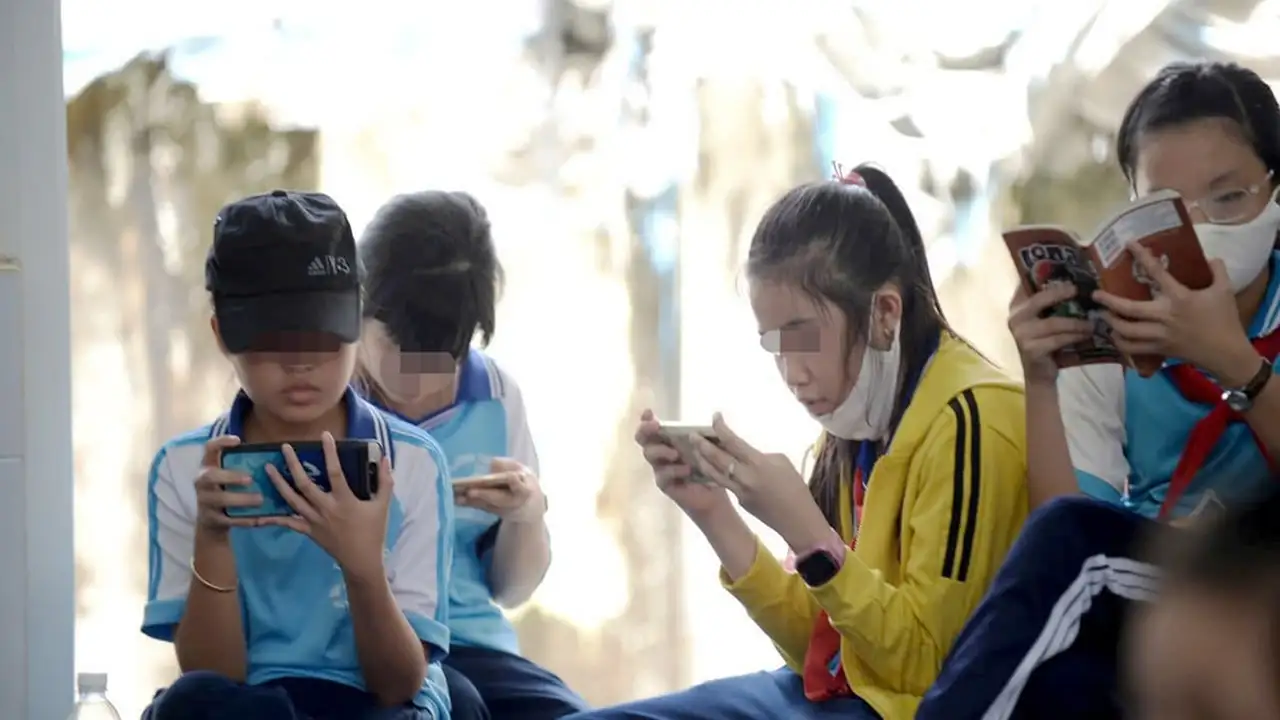 ما هي العواقب غير المتوقعة لإدمان الأطفال على استخدام الهواتف المحمولة؟